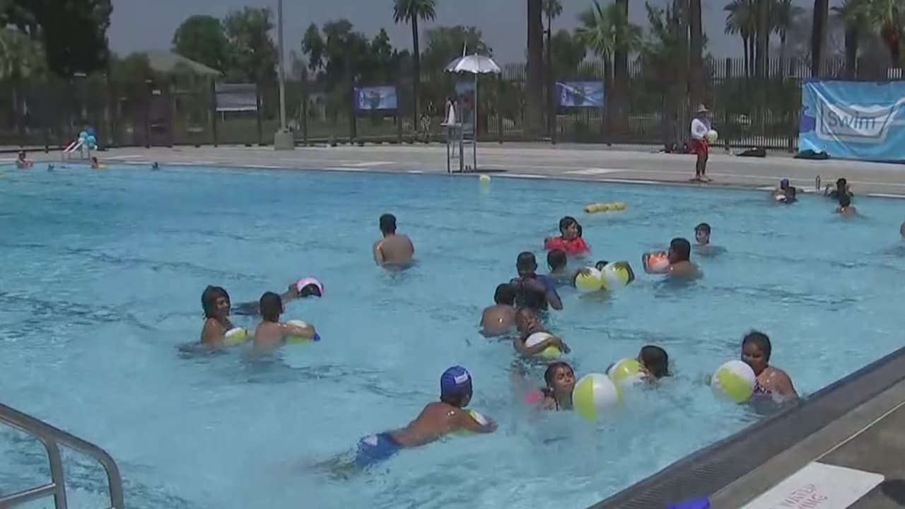La ciudad de Los Ángeles ofrece programa de clases de natación a jóvenes de entre 4 y 17 años. El programa 
<a href="http://www.swimla.org/espanol.html" target="_blank">SwimLA</a> amplía las horas de servicio de las albercas durante el verano así como el número de clases de natación disponibles para jóvenes y también otorga miles de becas para familias de pocos recursos.