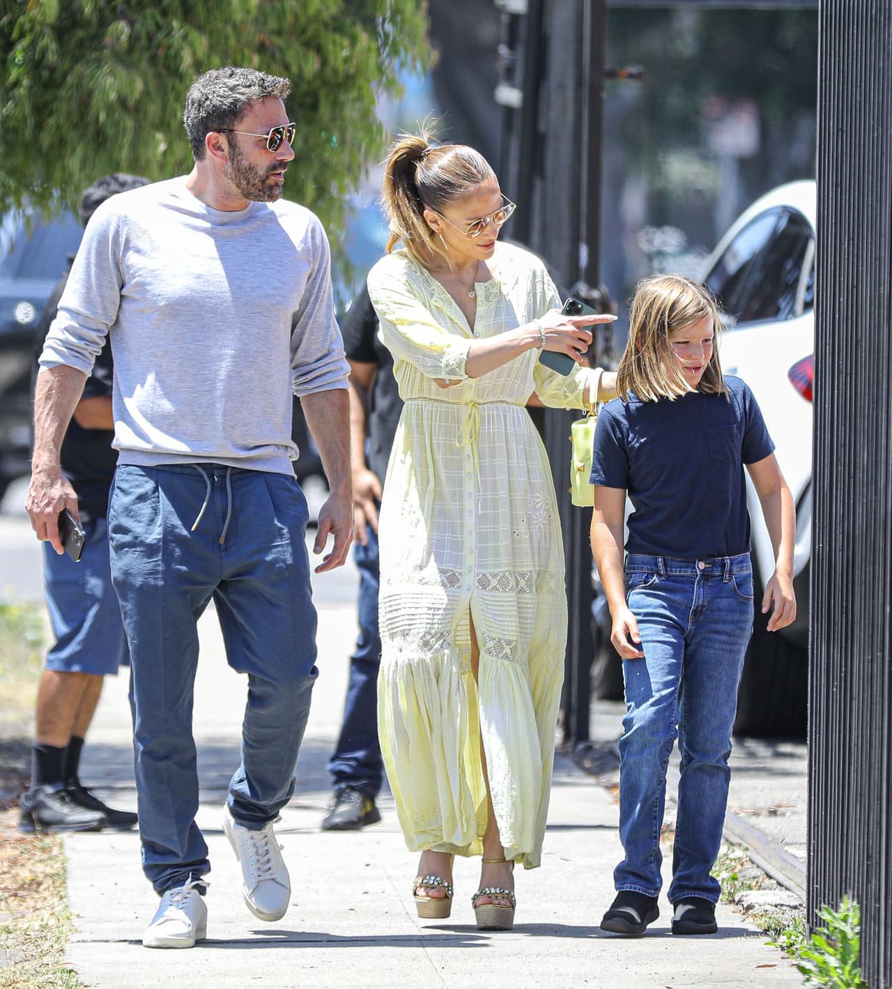 También se le vio tomándolo de la mano.