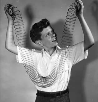 <b>Slinky</b>. El popular “slinky” nació por accidente. Lo creó el ingeniero mecánico Richard James en 1943, cuando estaba experimentando con muelles para mantener mercancías frágiles a salvo. El juguete se popularizó en las navidades de 1945. Y hasta ahora.