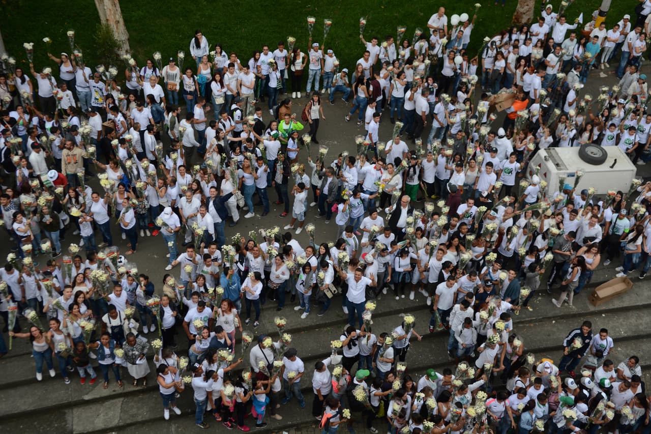 Fuera del estadio hubo aproximadamente 100 mil personas que hicieron parte de la ceremonia.