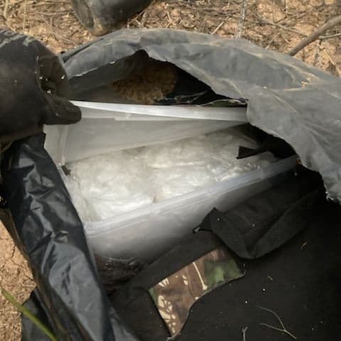 En el desierto cerca de Ajo incautaron más de 41 libras de metanfetamina abandonada, los agentes hicieron el descubrimiento mientras buscaban a un grupo de presuntos migrantes al este de Lukeville, Arizona.