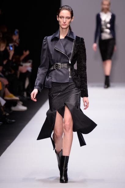 ¡Combínalo por encima de tu saco! Haz que acentúe tu cintura aún por encima de tu saco o abrigo.