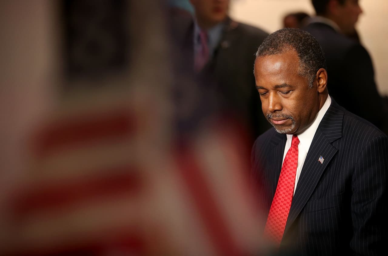Una veintena de dimisiones en la campaña de Carson, incluidos sus principales asesores