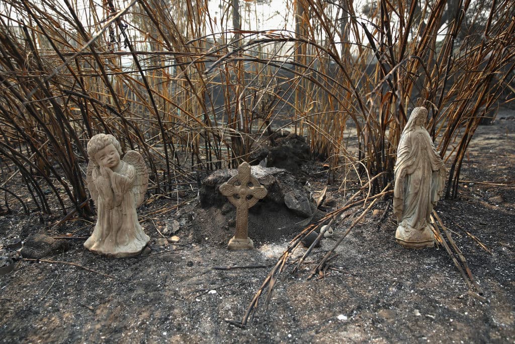 Desde que iniciaron los incendios, se estima que 3,500 estructuras han sido destruidas. Sin embargo, se anticipa que esa cifra continuará aumentando.