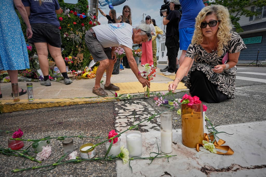 Personas que rinden homenaje colocan flores y velas en Biddeford, Maine, el miércoles 15 de julio de 2026, cerca del pavimento manchado de sangre donde Johan Sebastián Durán Guerrero fue sacado de su automóvil el lunes por agentes del Servicio de Inmigración y Control de Aduanas de EE. UU. (Foto AP/Robert F. Bukaty)