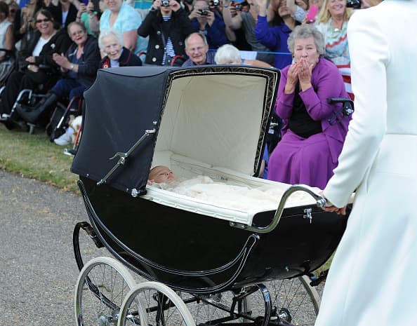 Aunque el diseño del modelo ha tratado de ser el mismo, ha sufrido ciertas variantes. Por ejemplo, en 2013, Kate Middleton pidió que se le agregara una red para proteger de los insectos al príncipe George.