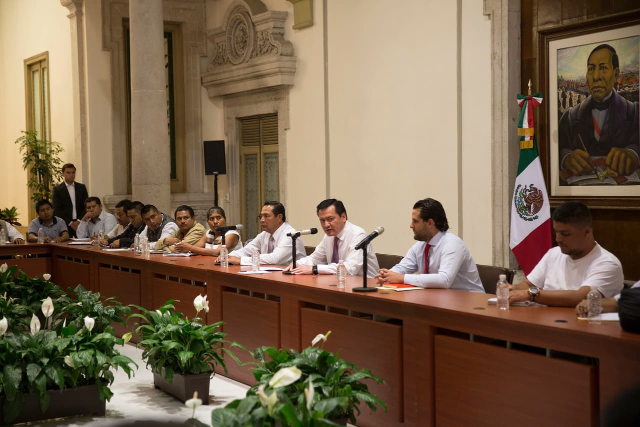Miguel Ángel Osorio Chong recibió a grupos magisteriales en la Ciudad de México.