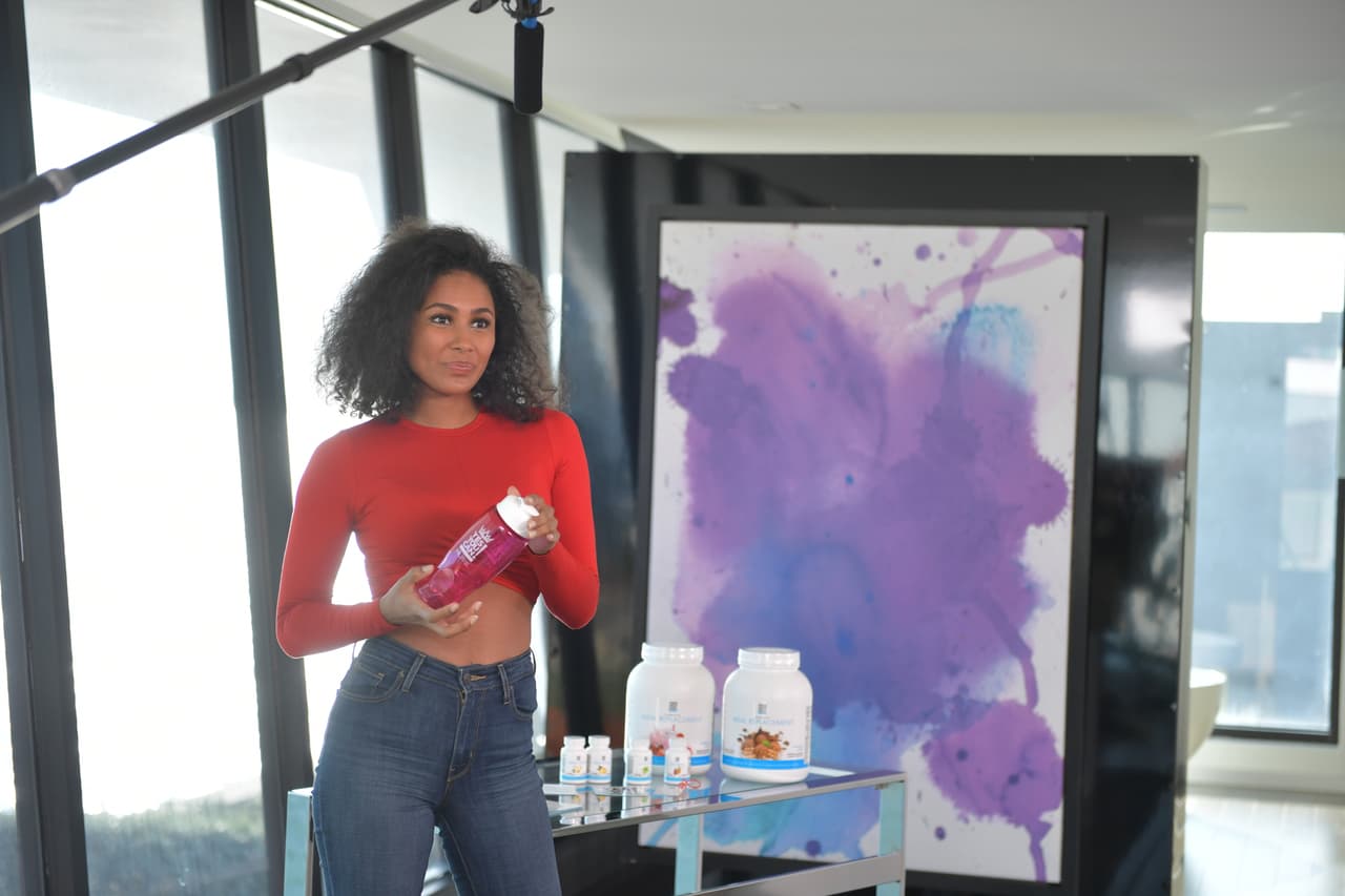 Aunque Brenda no tiene ninguna experiencia en el modelaje, está dispuesta a aprender.