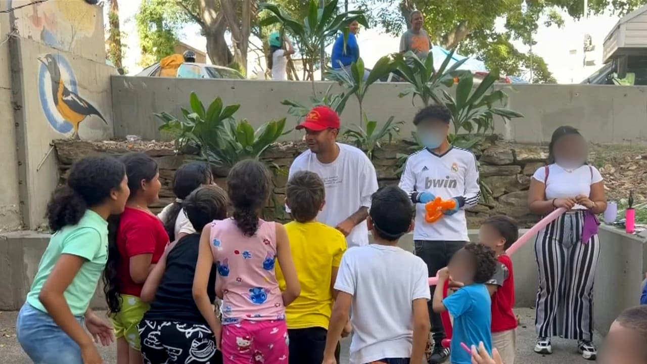 Voluntarios despliegan juegos afuera de un hospital para sanar el trauma de niños tras terremotos en Venezuela