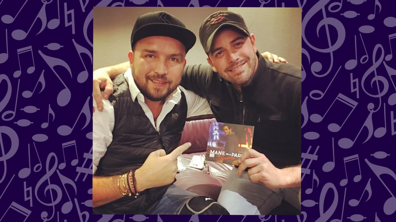 Apoyando siempre a sus colegas. Aquí con el guapo de Mane de la Parra.