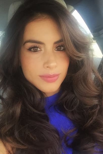 Esta mujer siempre usa brillos y colores vivos para llamar la atención con ellos.