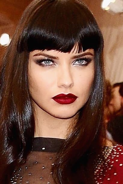 Los labios de Adriana Lima se han convertido en su mejor arma de seducción, ¿no lo creen?