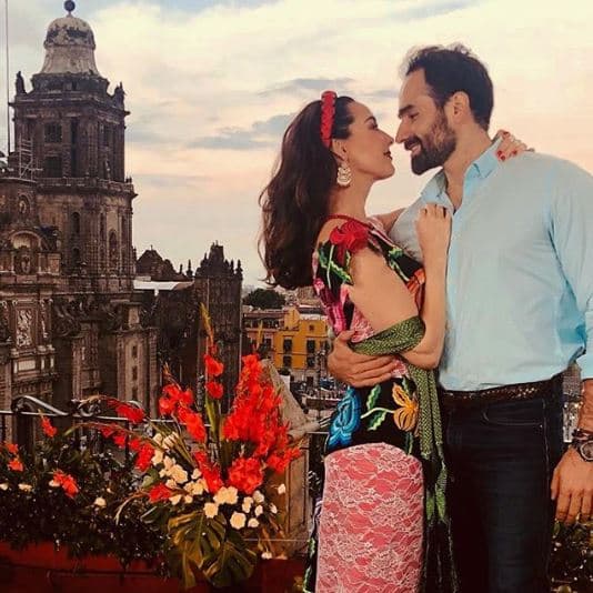 En entrevista para People en Español, Susana habló de cómo había sido compartir escenario con su novio en esta puesta en escena': "El respeto es un ingrediente básico cuando trabajas con tu pareja. Sí nos hablamos de 'mi amor, no sé qué; esto y lo otro', pero ya terminando la obra".