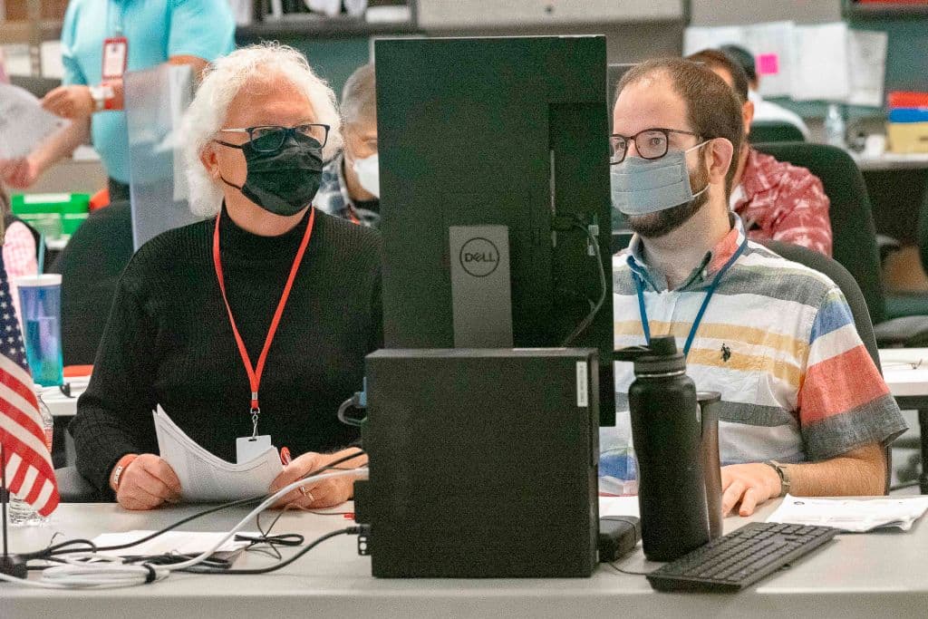 ¿Por qué unos medios le dan Arizona a Biden y otros no? Te explicamos cómo se hace el mapa electoral