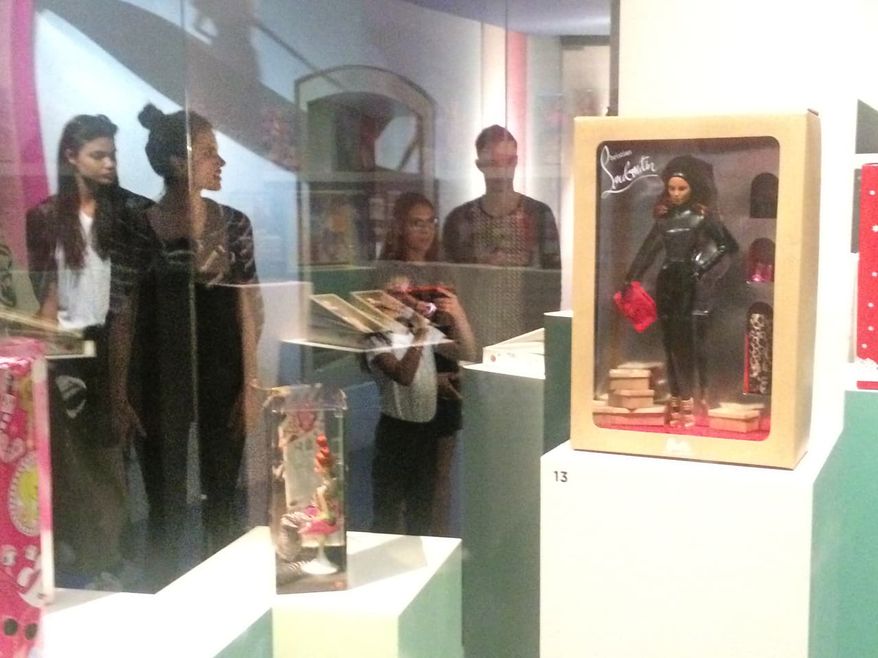 Anja estuvo fascinada observando la evolución de la famosa muñeca con el paso del tiempo.