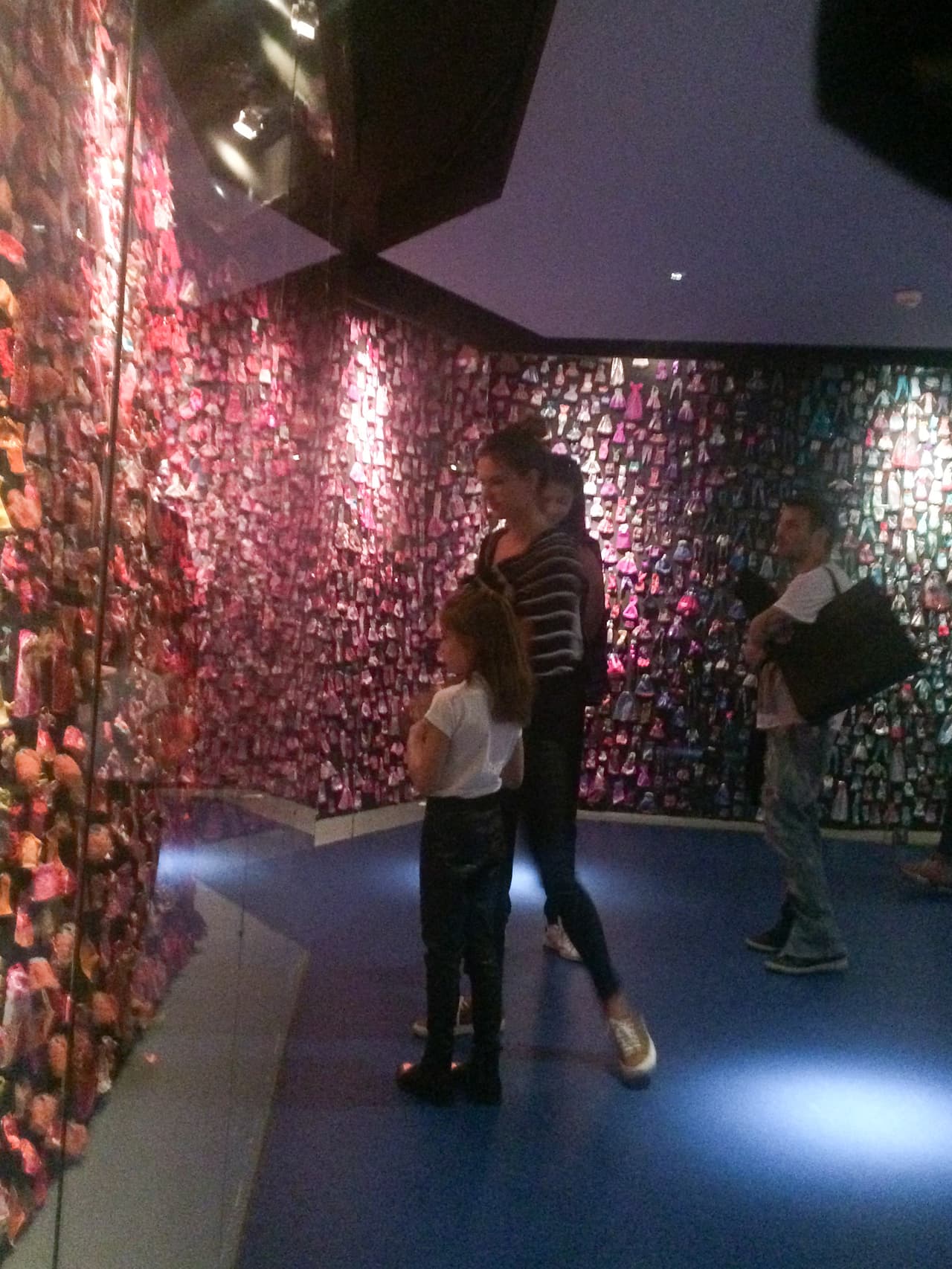 Tomo muchas fotos mientras su famosa mami le explicaba datos históricos.