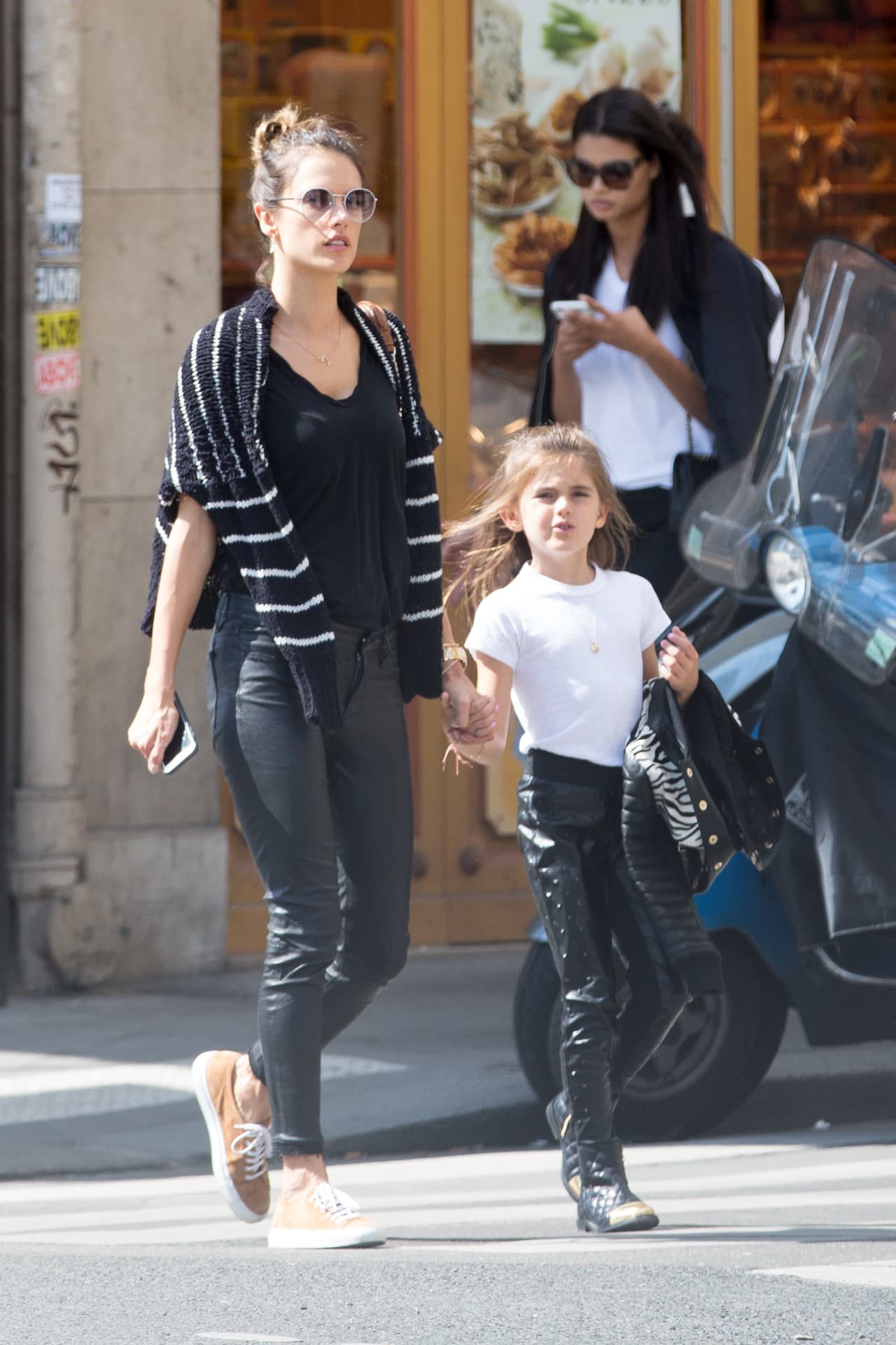 Alessandra Ambrosio y su hija Anja pasaron un día muy divertido en París.