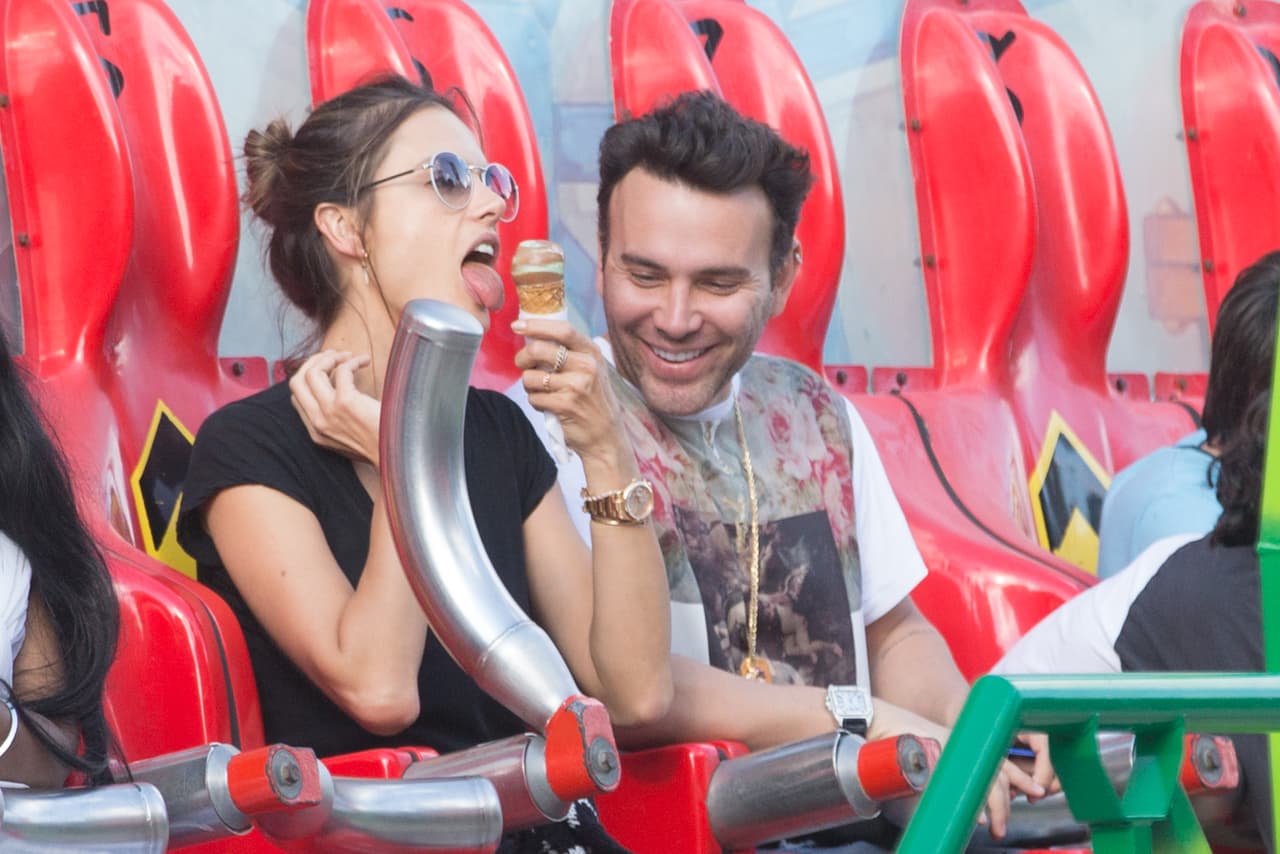 Saboreó un rico heladito.