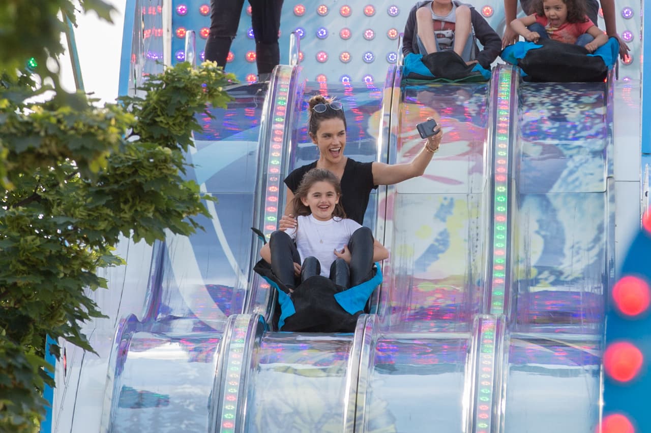 También se deslizó con su nena por esta resbaladilla.