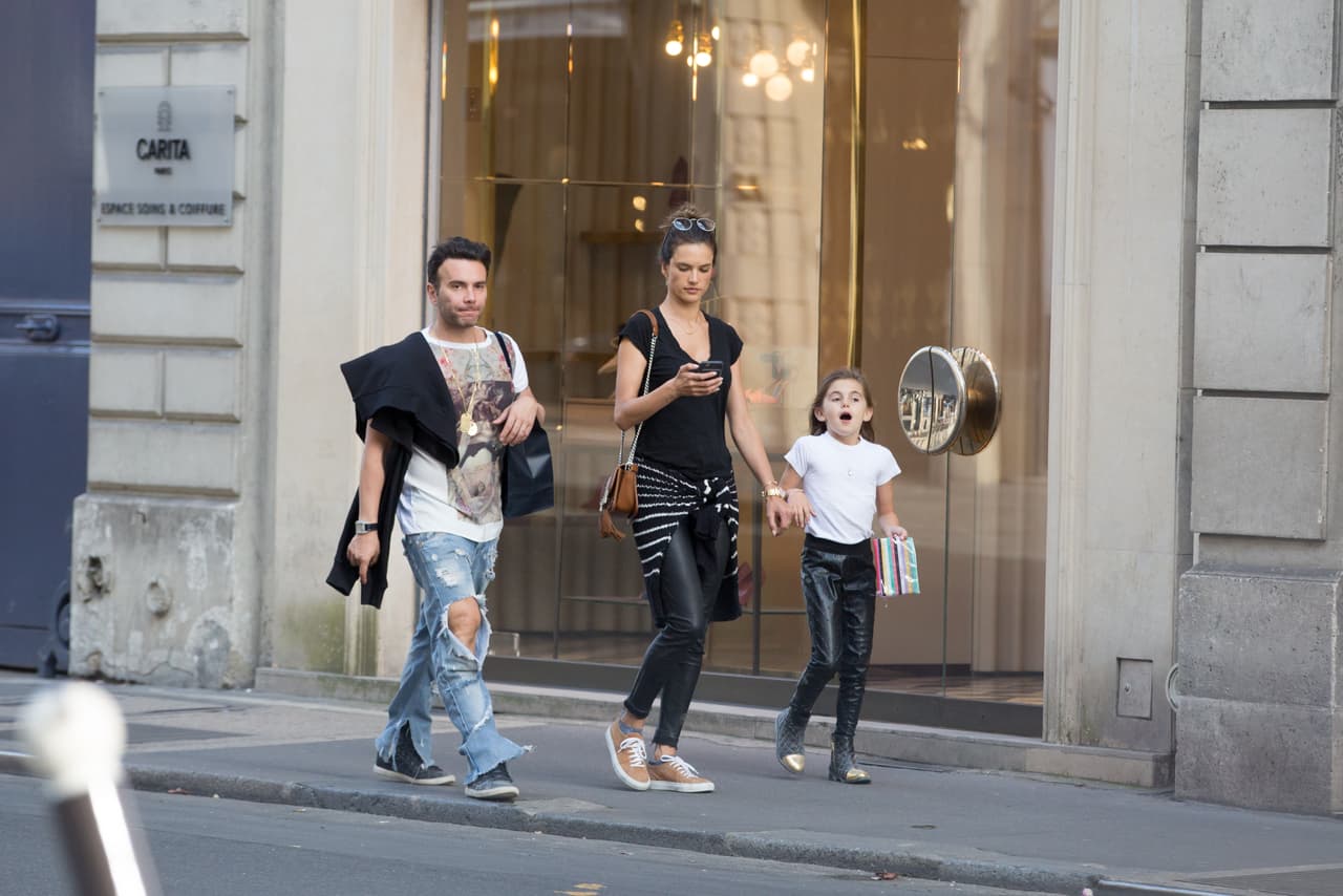 En compañía de un amigo visitaron la exposición de 'Barbie' que se presenta en el museo Decorative Arts.