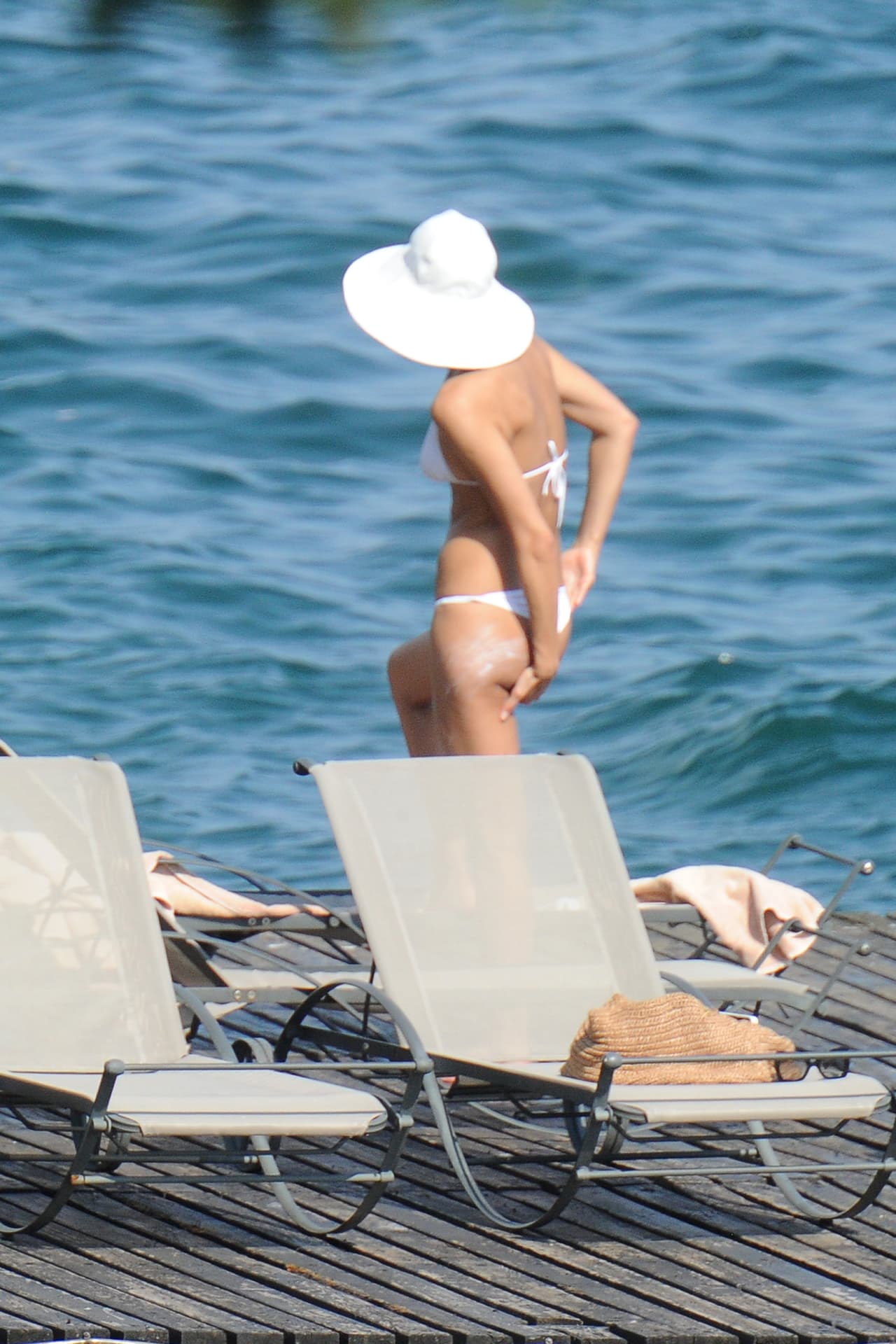 Al parecer no la pasó tan bien con ese traje de baño, o al menos eso parece en la imagen.