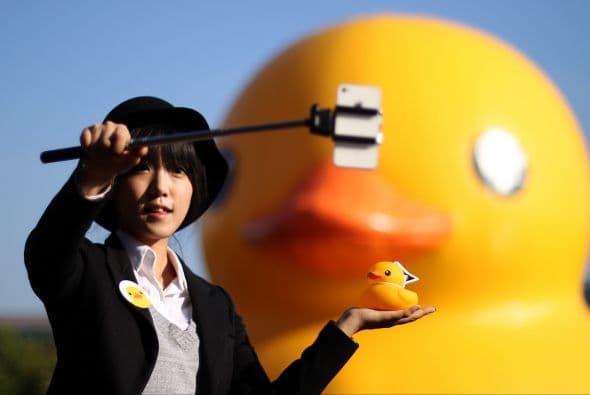 Esta chica hace lo propio en el lgo Seokchon, en Corea del Sur.