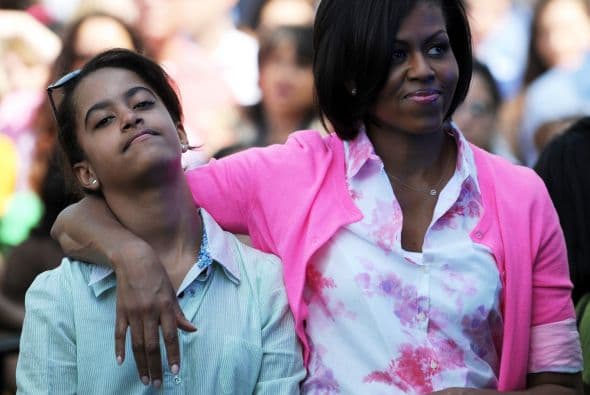 La primera dama siempre se ocupa de la salud, disciplina y éxito de sus hijas, antes que de la política, aunque en ambas tareas se saca un 10. Ha demostrado que además de ser una profesionista exitosa, madre dedicada y luchadora incansable, es una icono de moda y 'glamour'. Sin duda, ella es ejemplo y motivación para muchas madres que deben ser líderes, fuera y dentro de casa.