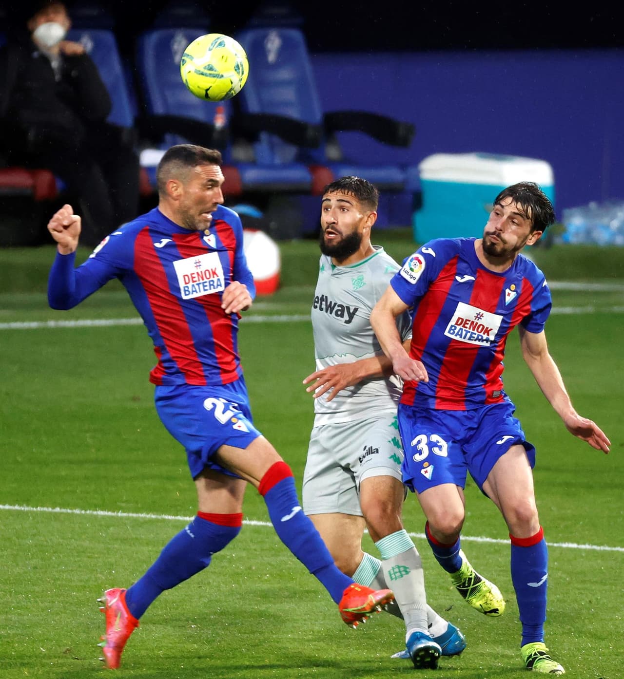Eibar logra el empate a uno con el Real Betis, durante la Jornada 36 en La Liga. El mexicano Andrés Guardado fue el autor del gol al minuto 4 del encuentro, asistido por Diego Lainez, sin embargo ya al filo del partido, Sergi Enrich se encargó de igualar el marcador durante el encuentro. Esta es la tercera anotación del 'Principito' con el equipo verdiblanco.