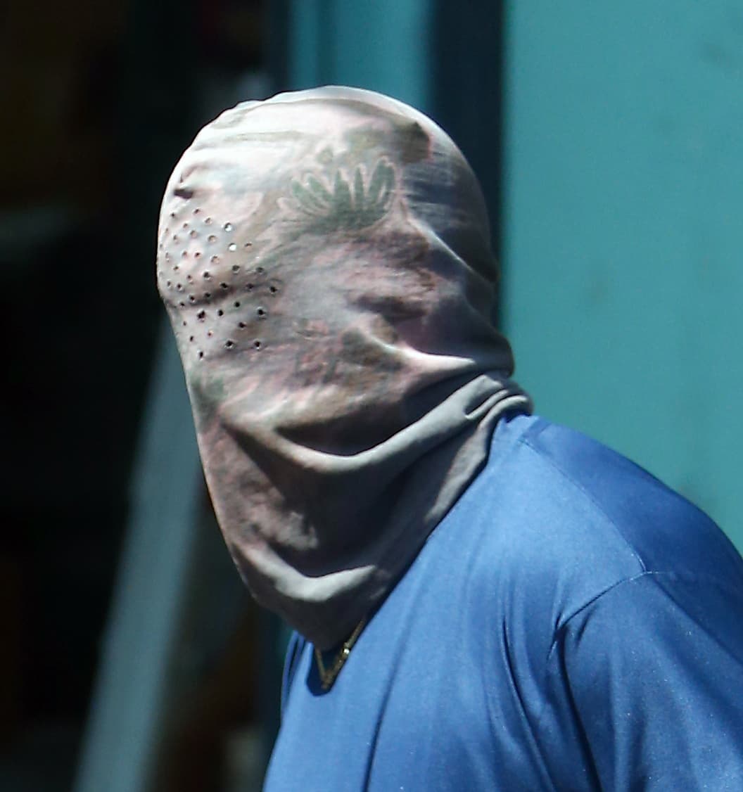 Se trata de una balaclava como la que el cantante uso el pasado martes 15 de junio cuando fue fotografiado mientras caminaba por las calles de Los Ángeles. 
<br>
