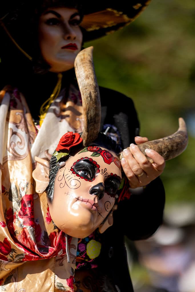 Este 2023, formaron parte del defile del Día de los Muertos grupos de danzantes invitados de varios estados mexicanos.