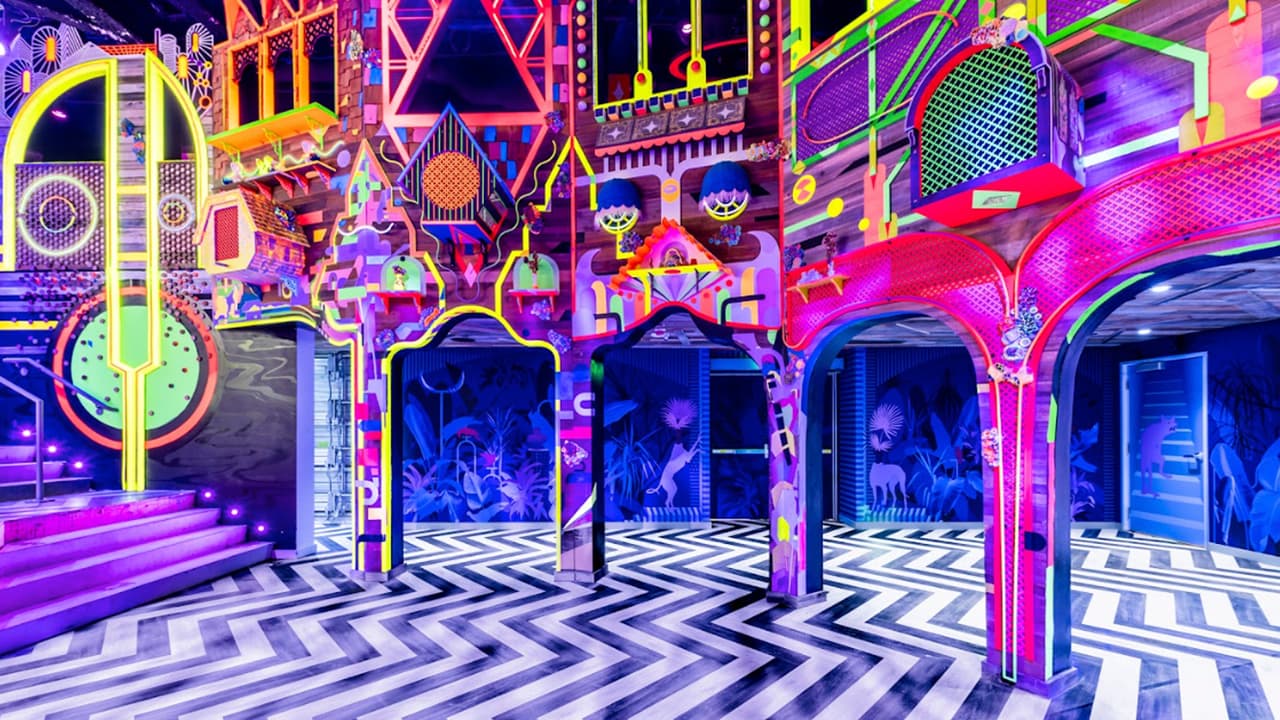 <b>Son más de 30 habitaciones entre pasillos</b>, dentro de una casa que cuenta con un aire de colores hasta psicodélicos, en lo que podamos llamar una “completa experiencia” en tres dimensiones. Actualmente, Meow Wolf cuenta con otras exposiciones en 
<b>Las Vegas, Denver y Santa Fe, y esperan abrir en Houston el próximo año</b>.