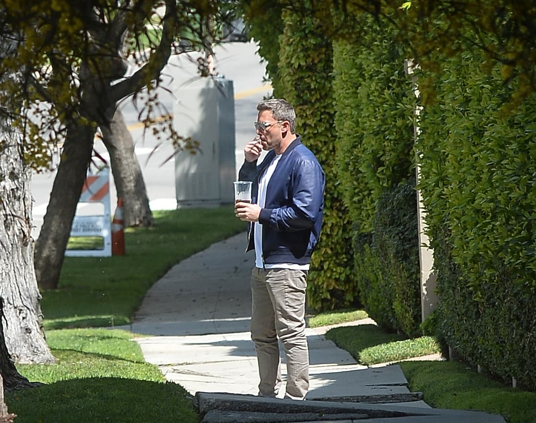 Ben Affleck tuvo problemas con el alcohol, adicción que le ha ocasionado conflictos personales y profesionales en diversas ocasiones.