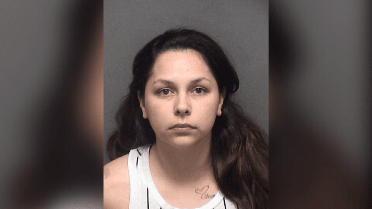 Arrestan a oficial sospechosa de golpear a su pareja al estar fuera de turno