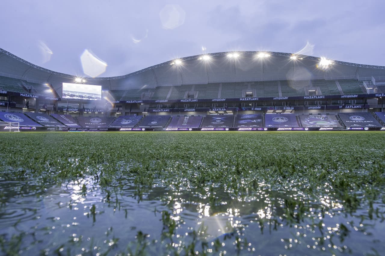 Una fuerte lluvia acompañó el partido.