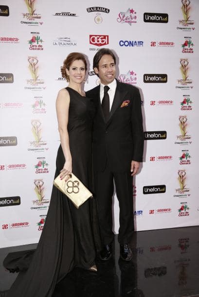 Más elegante no pudo verse Luz Elena González, quien optó por este vestido negro que aunque era sencillo resaltó su belleza natural.