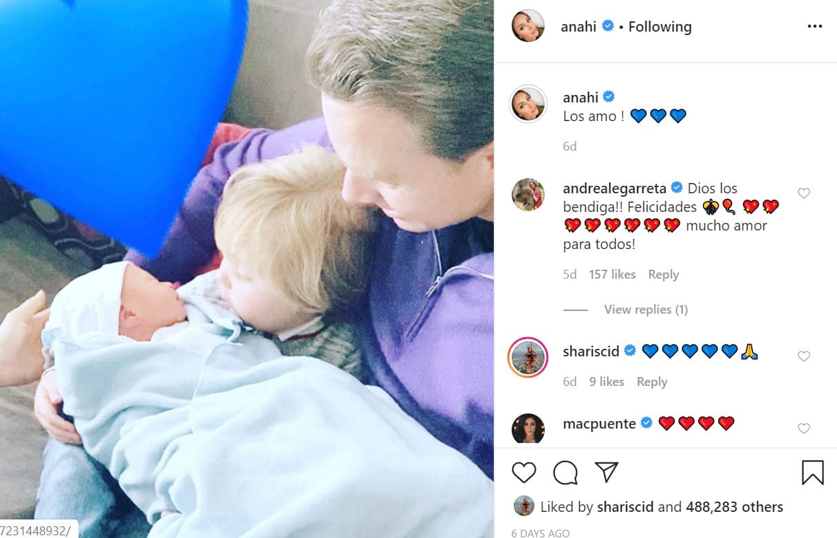 Los dos están junto a su padre, el político mexicano Manuel Velasco Coello. 
<b><a href="https://www.instagram.com/p/B8KOvuZn5tk/" target="_blank">En la imagen</a></b> apenas se pudo apreciar un poco la cara del nuevo miembro de la familia. 
<br>