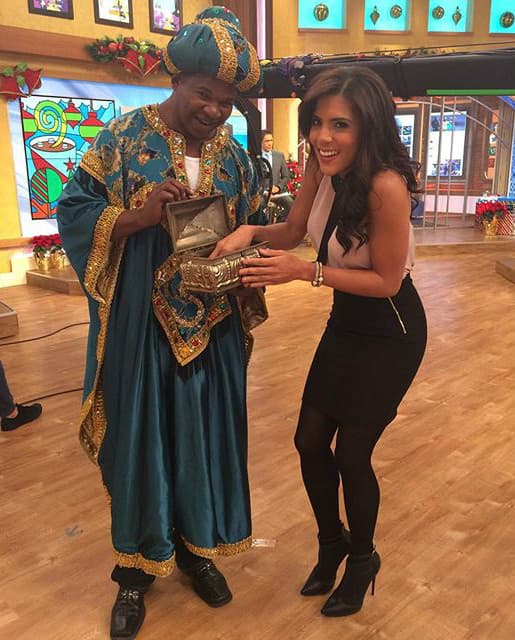 Francisca no pudo esperar más y abrió su regalo. (6 de enero, 2016).