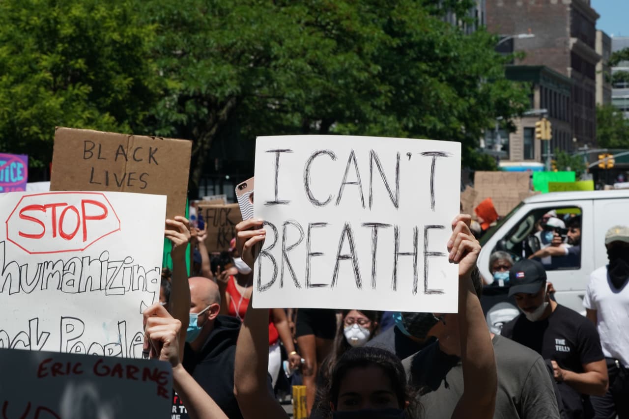 "No puedo respirar", lee un cartel en la protesta de este sábado en Nueva York. Esas fueras una de las últimas palabras pronunciadas por George Floyd mientras el ahora expolicía Derek Chauvin presionaba su cuello con la rodilla.