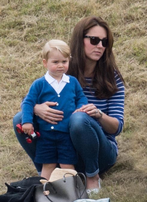 Según el diario, cuando Kate estaba embarazada, ella y William se referían a George como "nuestra pequeña uva"; ahora le llaman '
<b>PG Tips'</b> o simplemente 'Tips'. En su escuela, el príncipe es conocido como 'PG'.