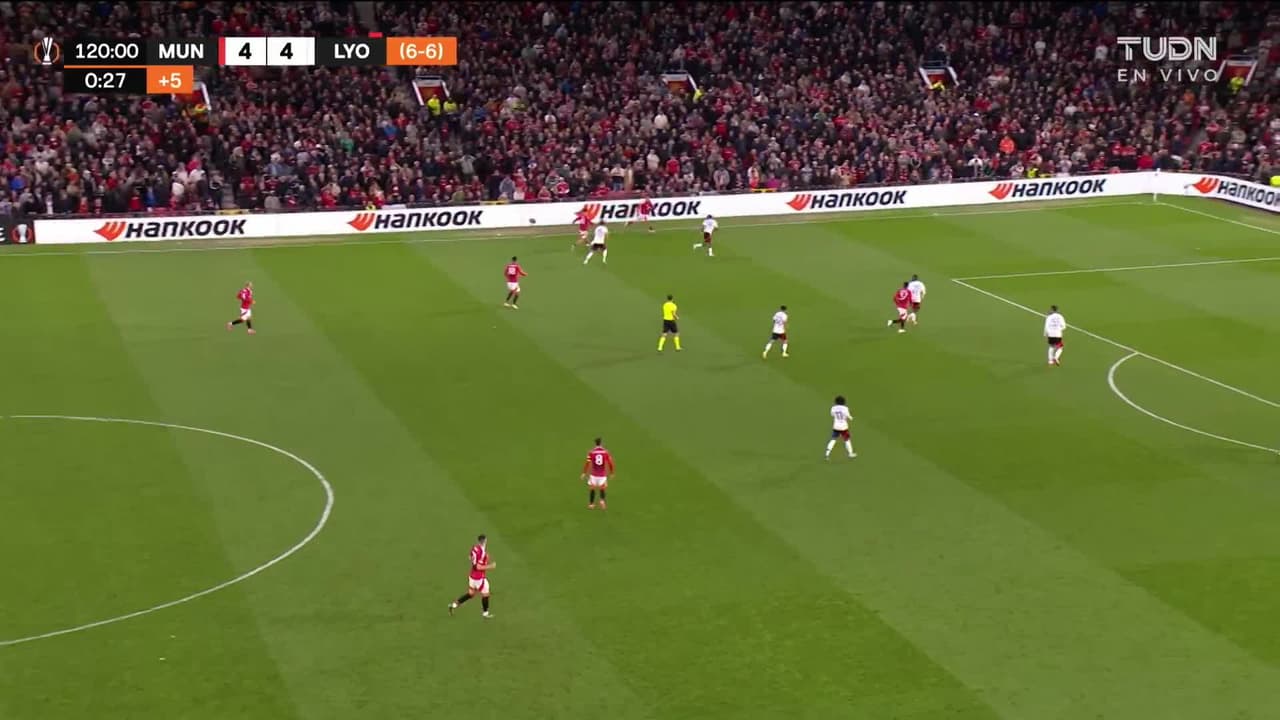 ¡GOL!  anota para Manchester United. Harry Maguire