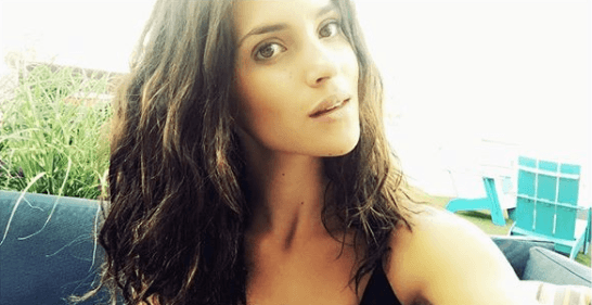 "Mi papá me ha ayudado. Al principio, porque él me subió a un escenario yme enseñó este mundo, me aconsejó a leer los grandes libros, él me dio las herramientas", comentó Adria Arjonaen entrevista para el periódico El Universal.