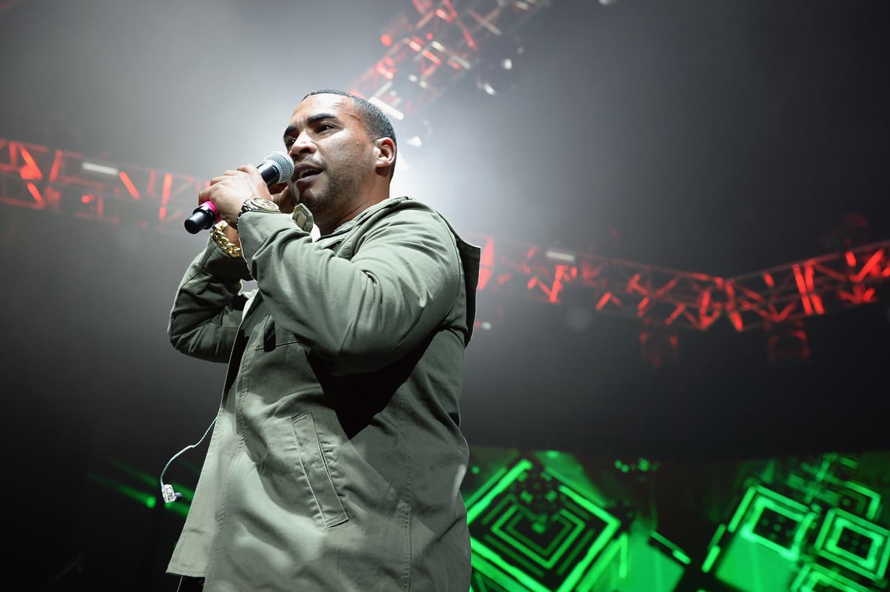 Según información de El País, la jueza acargo del caso de Don Omar informó: "los cargos a Don Omar se basan en dos incidentes entre agosto y septiembre de este año. En agosto le imputó con un arma de fuego ( su exnovia, Rebecca López) y en septiembre hubo maltrato psicológico verbal y a través de mensajes de texto".