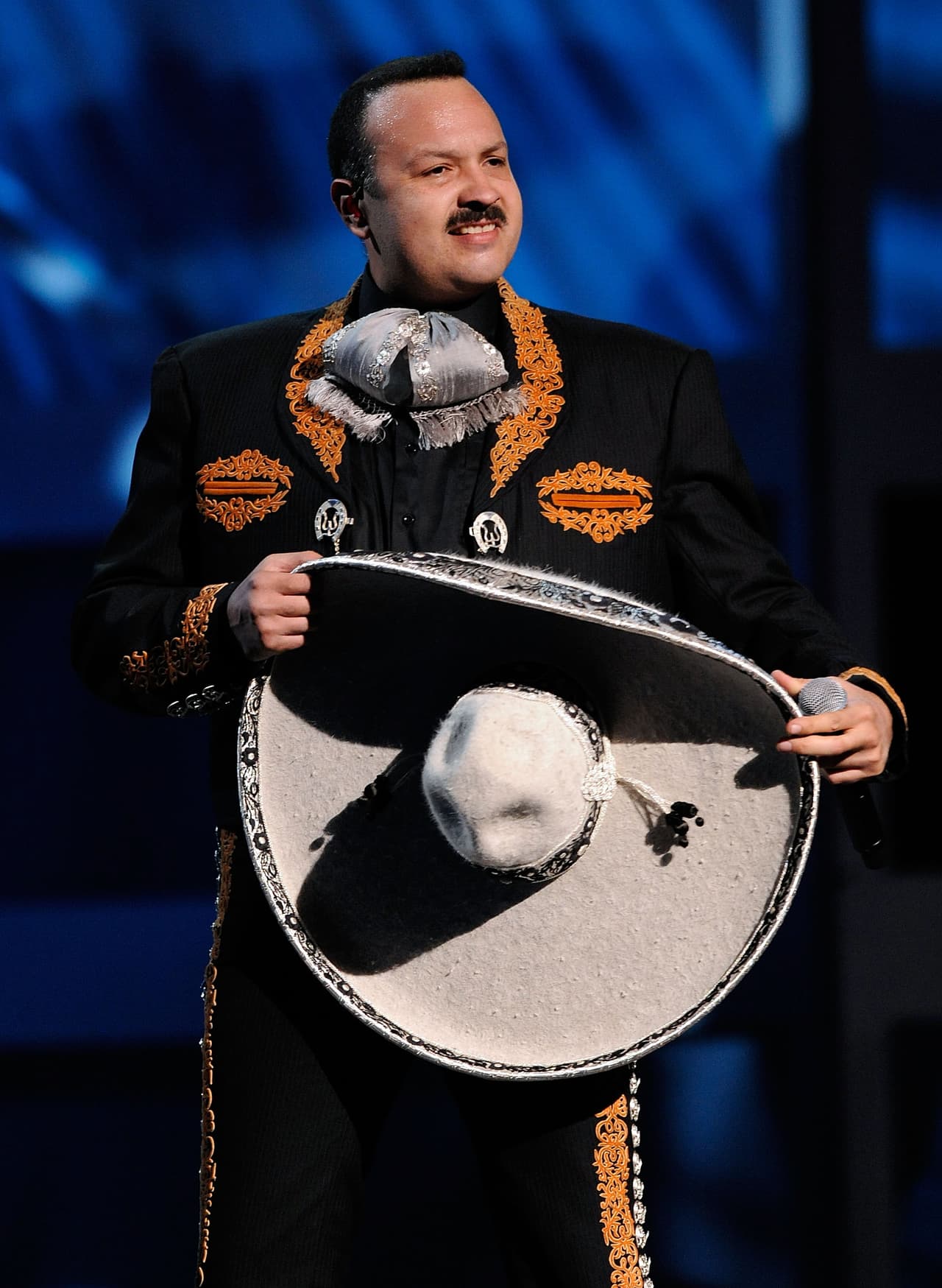 Por supuesto, uno de los accesorios que no puede faltar como parte de esta vestimenta es el vistoso corbatín.