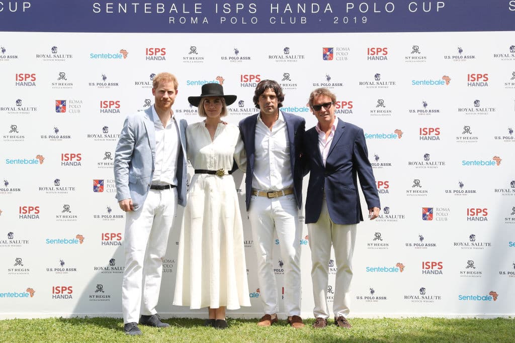 "Lo veo hacer eso una y otra vez y es realmente inspirador. Me siento honrado de ser tu amigo y sigamos luchando porque si todos luchamos juntos, el amor siempre gana", escribió el también modelo en su cuenta de Instagram.