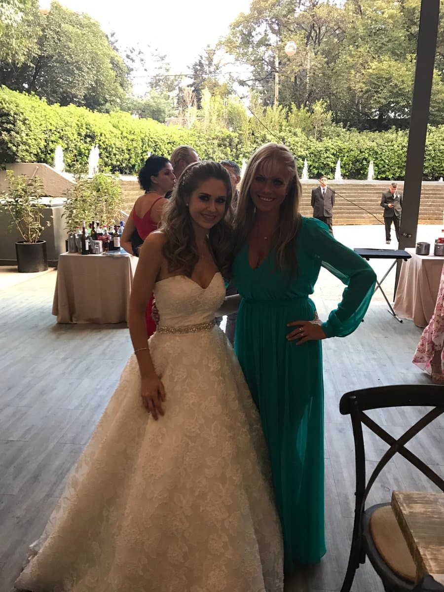 La actriz y escritora Claudia Silva también fue una de las asistentes a la hermosa boda de
<b><a href="http://www.univision.com/temas/ingrid-martz">Ingrid Martz</a></b>.