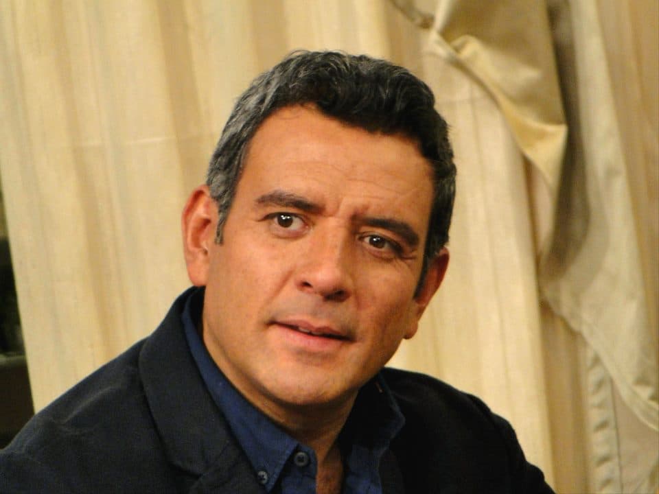 ¡Ojazos! Héctor Sandarti hace derretir a cualquiera con esa mirada.