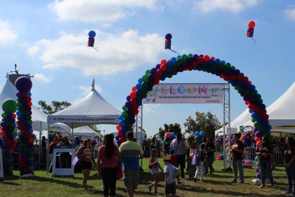 Miles se dieron cita en la séptima edición de la Feria de Educación que se festejó en Cal State Dominguez Hills. Te compartimos fotos de la concurrida celebración escolar.