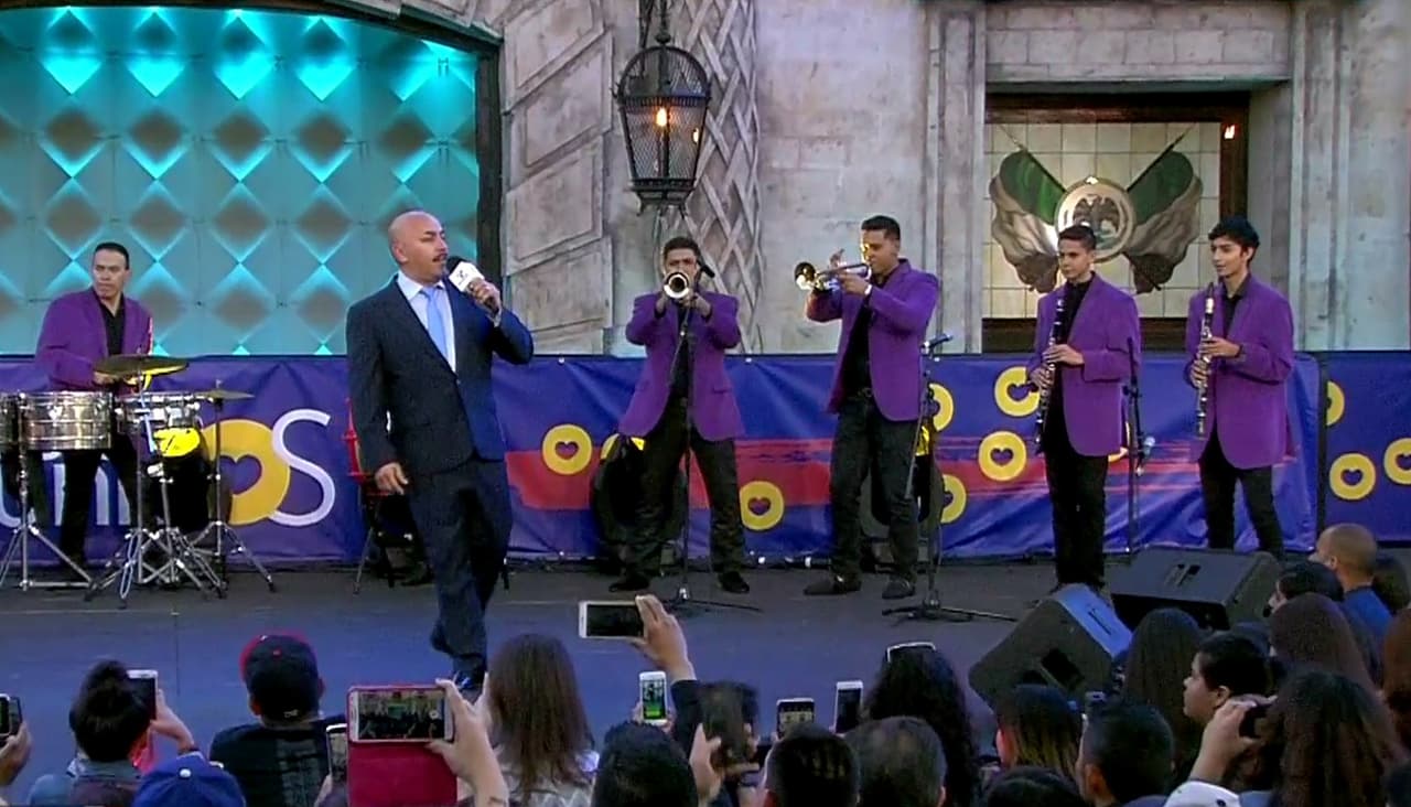 Desde Los Ángeles, California Lupillo Rivera se unió a esta fiesta.