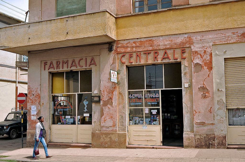 Las farmacias y los establecimientos de salud se mantienen en funcionamiento.