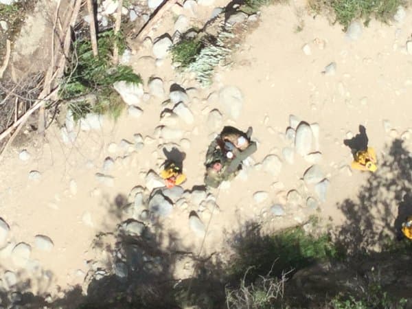 Equipo del Sheriff rescata a la mujer herida en Los Angeles National Forest